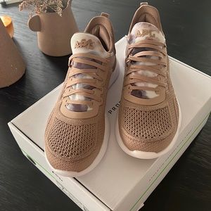 BNWT APL Techloom Tracer size 7